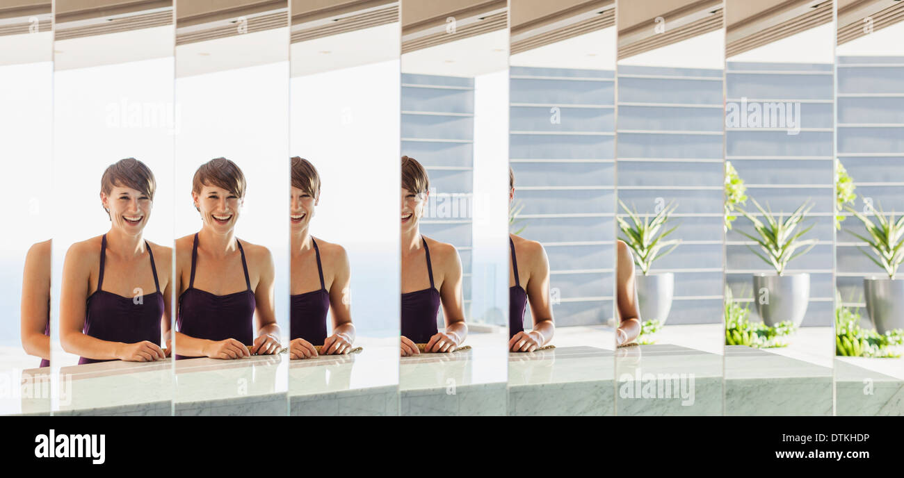Femme en riant à split mirror Banque D'Images