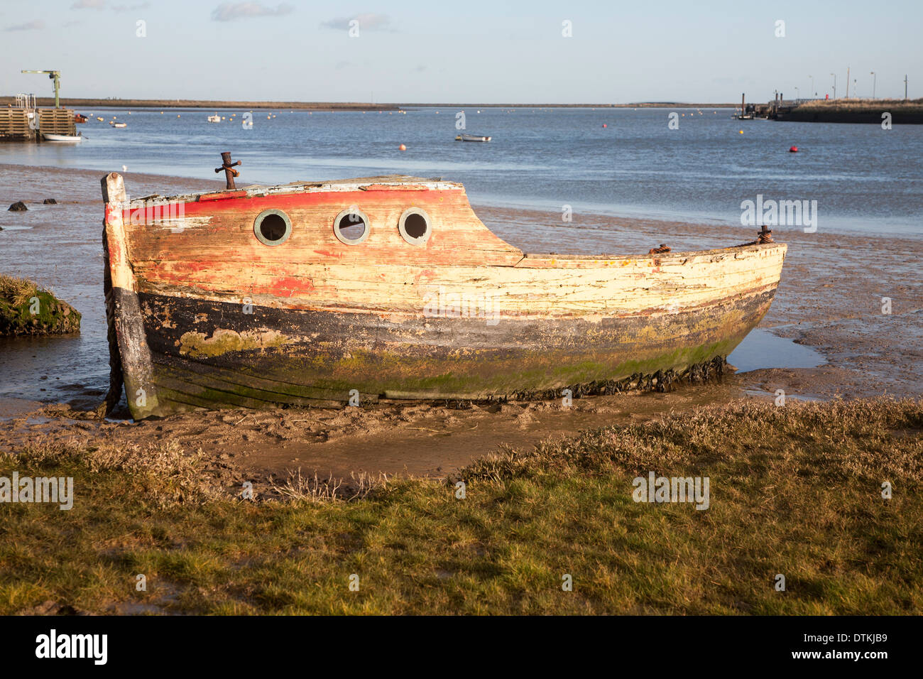 Vieux bateau en bois Banque de photographies et d'images à haute résolution  - Alamy