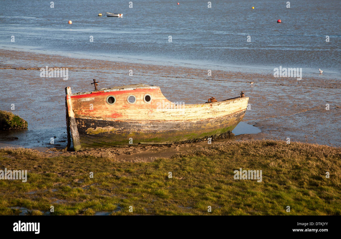 Vieux bateau en bois abandonnée pourrir sur le rivage sur la rivière minerai à Orford, Suffolk, Angleterre Banque D'Images