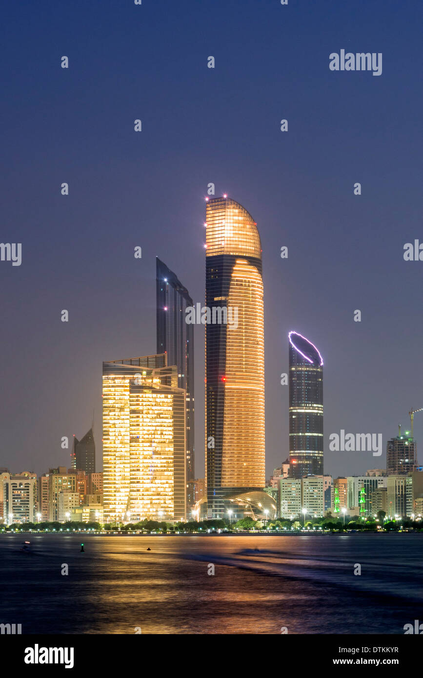 Nuit des toits de gratte-ciel sur la Corniche d'Abu Dhabi dans les Émirats Arabes Unis ÉMIRATS ARABES UNIS Banque D'Images
