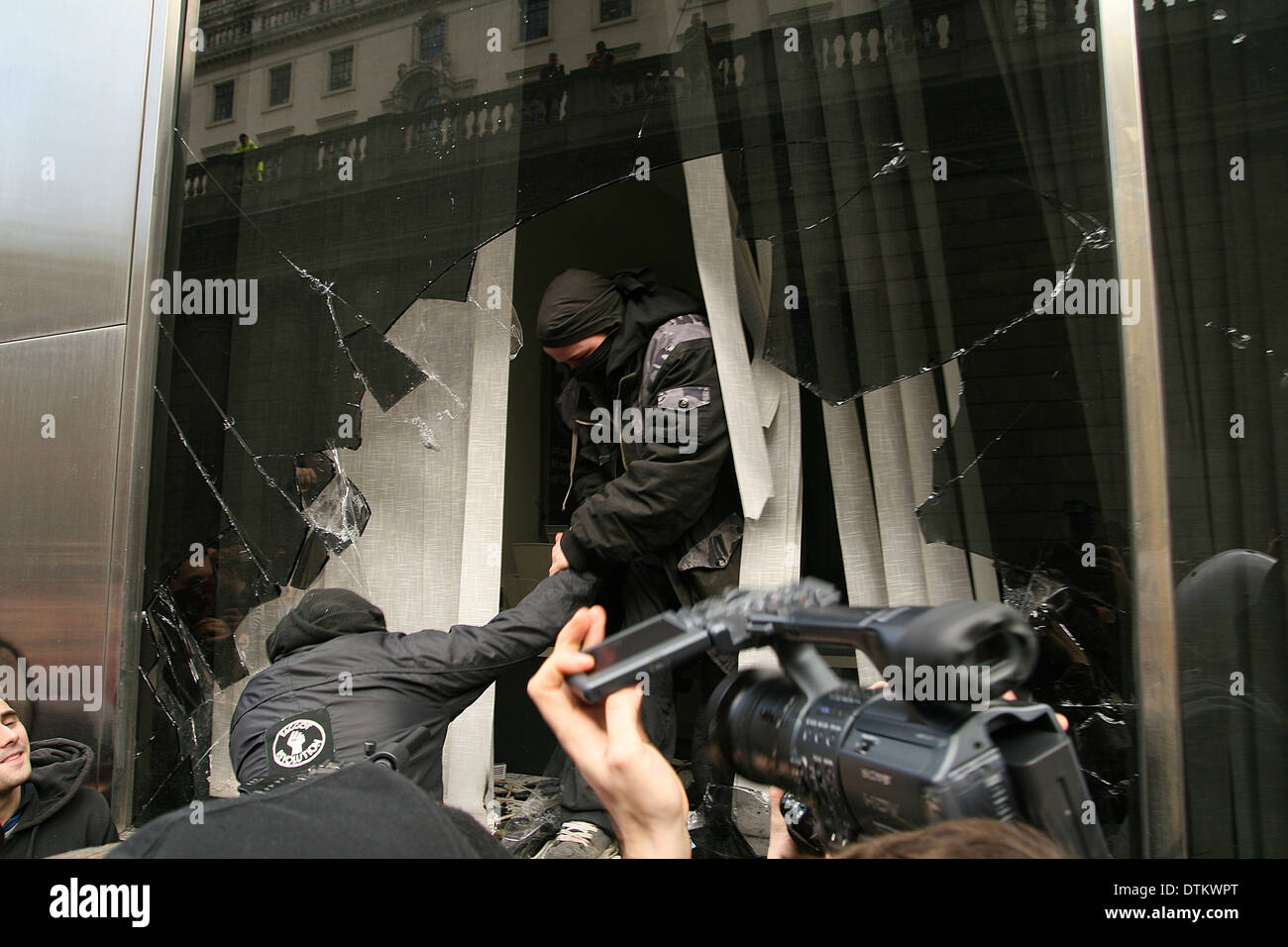 Les émeutiers s'introduire dans la banque RBS dans la ville au cours de la G20 d'émeutes à Londres Banque D'Images