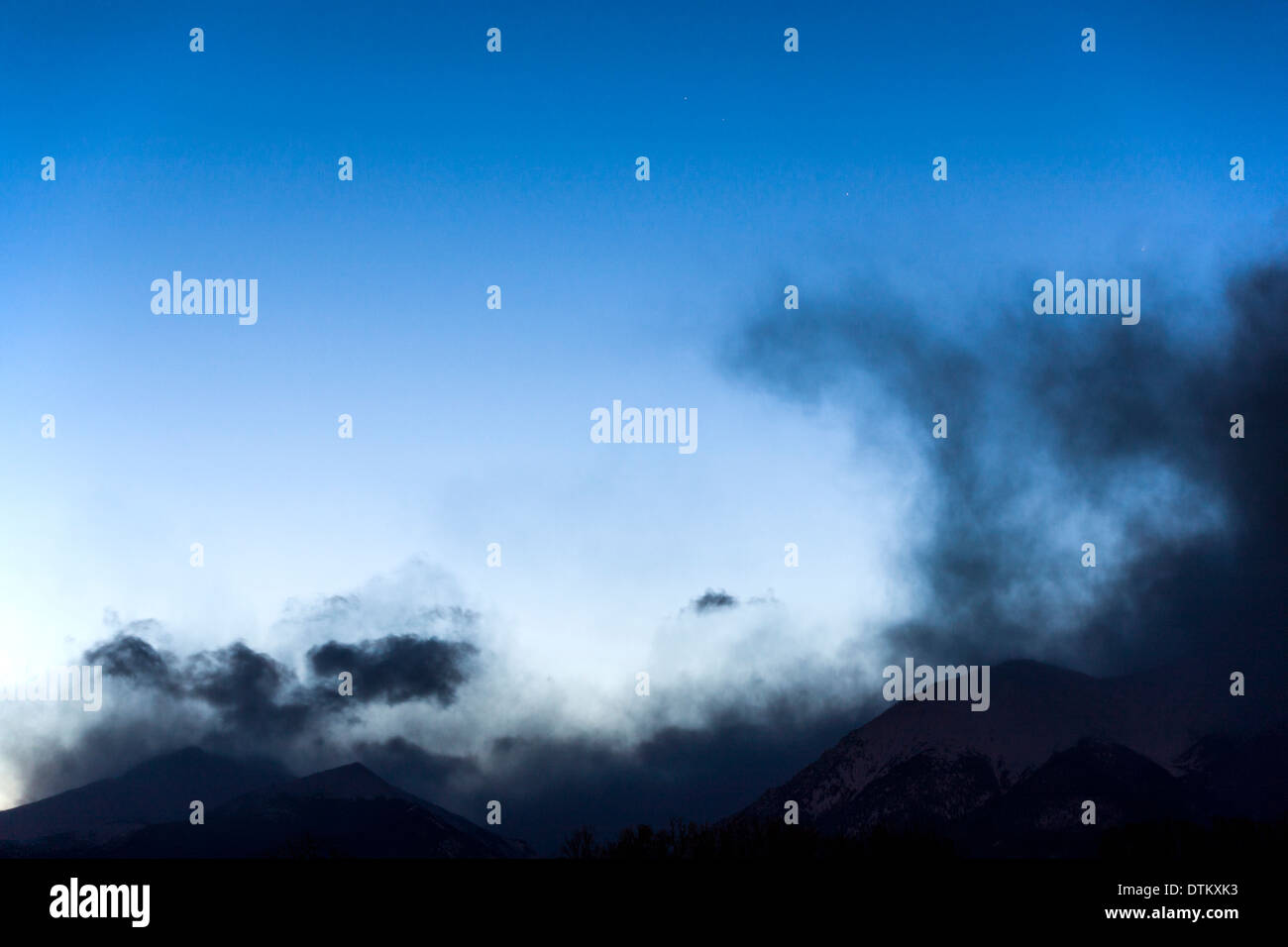 Les nuages de tempête Compensation & étoiles ciel étoilé au-dessus des montagnes Rocheuses, le centre du Colorado, USA Banque D'Images