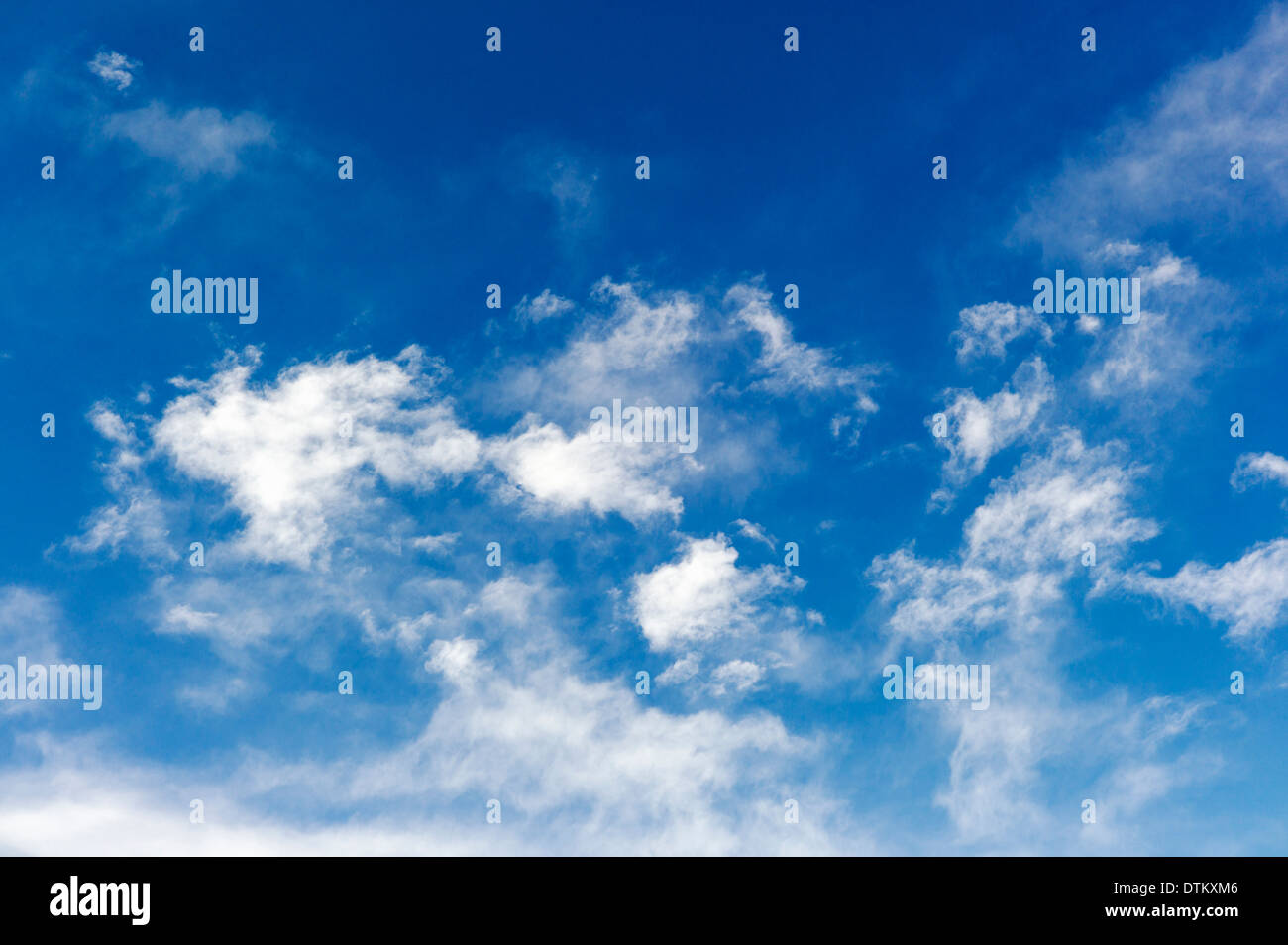 Les nuages blancs vaporeux contre un ciel bleu clair azur Colorado Banque D'Images