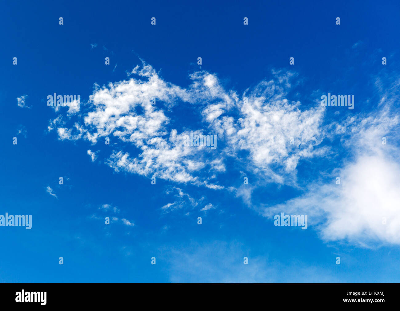 Les nuages blancs vaporeux contre un ciel bleu clair azur Colorado Banque D'Images