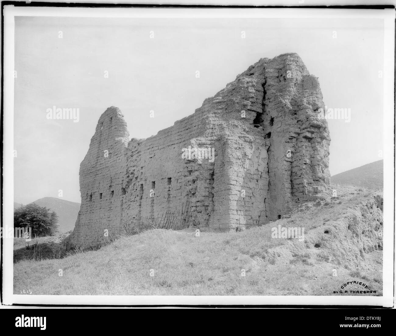 Photographie des ruines de la Mission la Purisima Concepcion à Lompoc, Californie, prise vers 1900. L’image illustre l’état détérioré de l’architecture de la mission. Banque D'Images