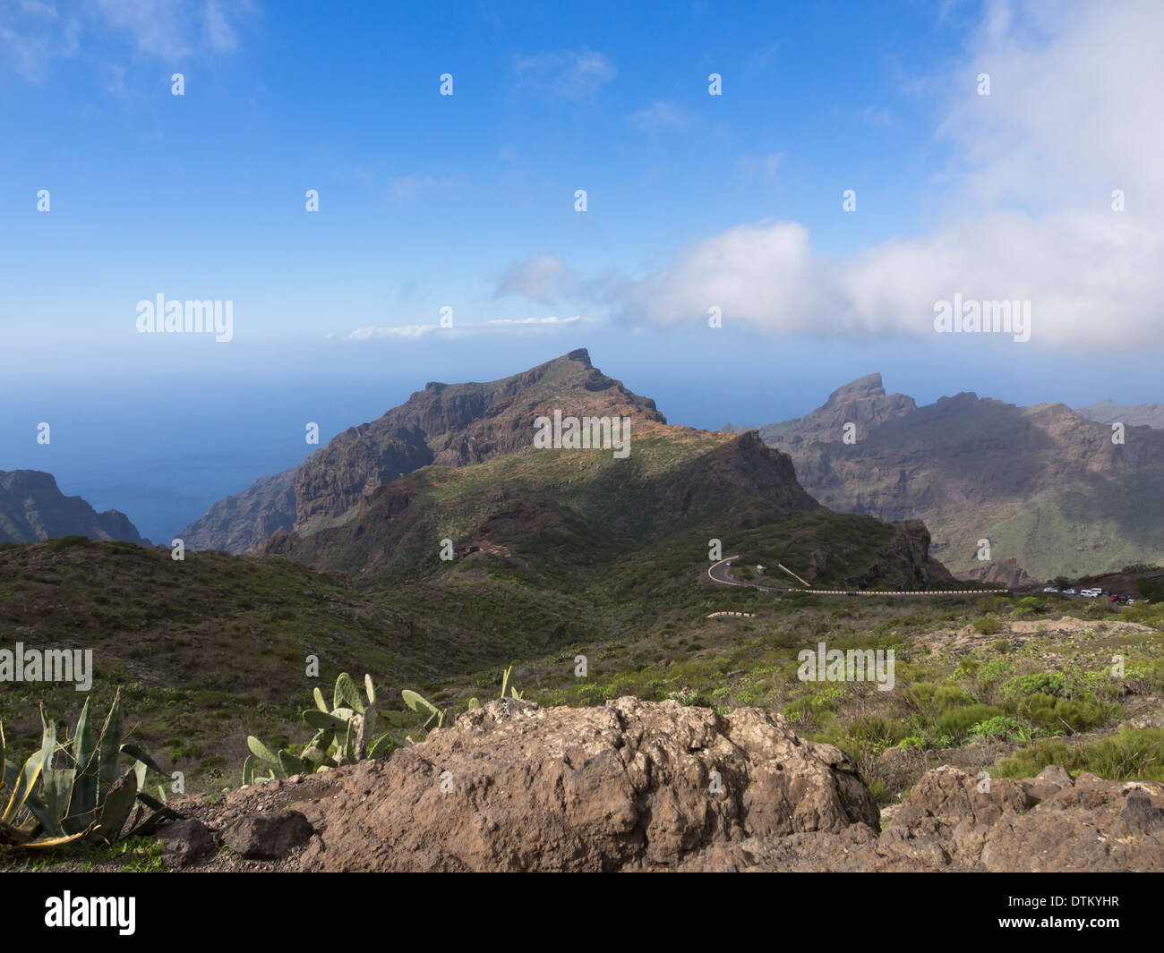 Point de vue sur la route de Masca, Tenerife Espagne, montagnes, virage en épingle, et la mer à l'horizon brumeux Banque D'Images