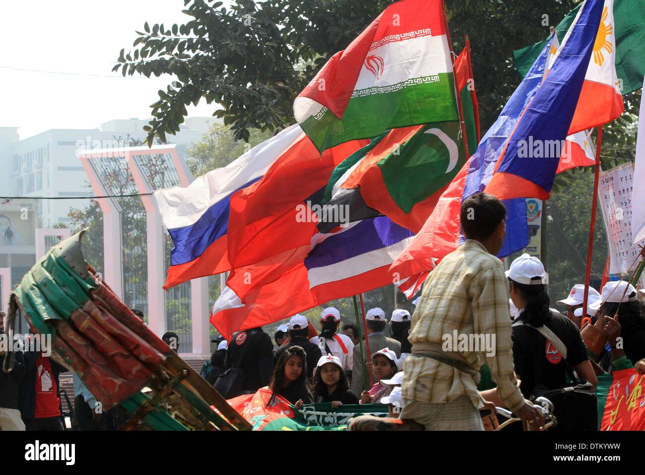 Dhaka, Bangladesh. 20 février 2014. Personnes participent à un rassemblement avec les drapeaux nationaux de différents pays étrangers à la veille de la Journée internationale de la langue maternelle, à Dacca.. La nation va rendre hommage à la langue Bangla circulation martyrs qui ont sacrifié leur vie pour leur langue maternelle en 1952, tandis que l'Organisation des Nations Unies pour l'éducation la science et la culture (UNESCO) a déclaré le 21 février que la Journée internationale de la langue maternelle en 2000. Banque D'Images