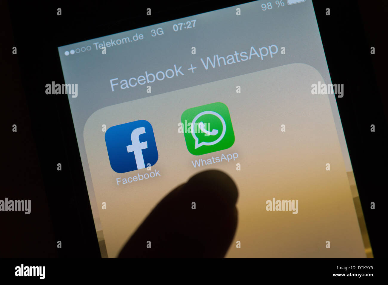 Dresde, Allemagne. Feb 19, 2014. ILLUSTRATION - Le logo de l'application de messagerie WhatsApp et le logo du site de réseautage social Facebook sur un smartphone à Dresde, Allemagne, le 19 février 2014. Photo : Arno Burgi/dpa/Alamy Live News Banque D'Images