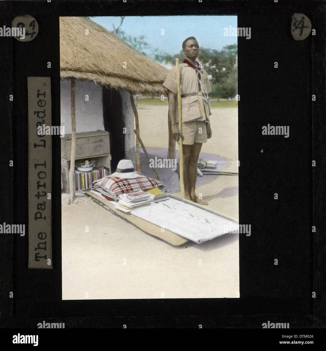 Une photographie montrant un chef de patrouille scout à Lubwa, Zambie, prise entre 1905 et 1940, illustrant les premières activités scoutes en Afrique. Banque D'Images