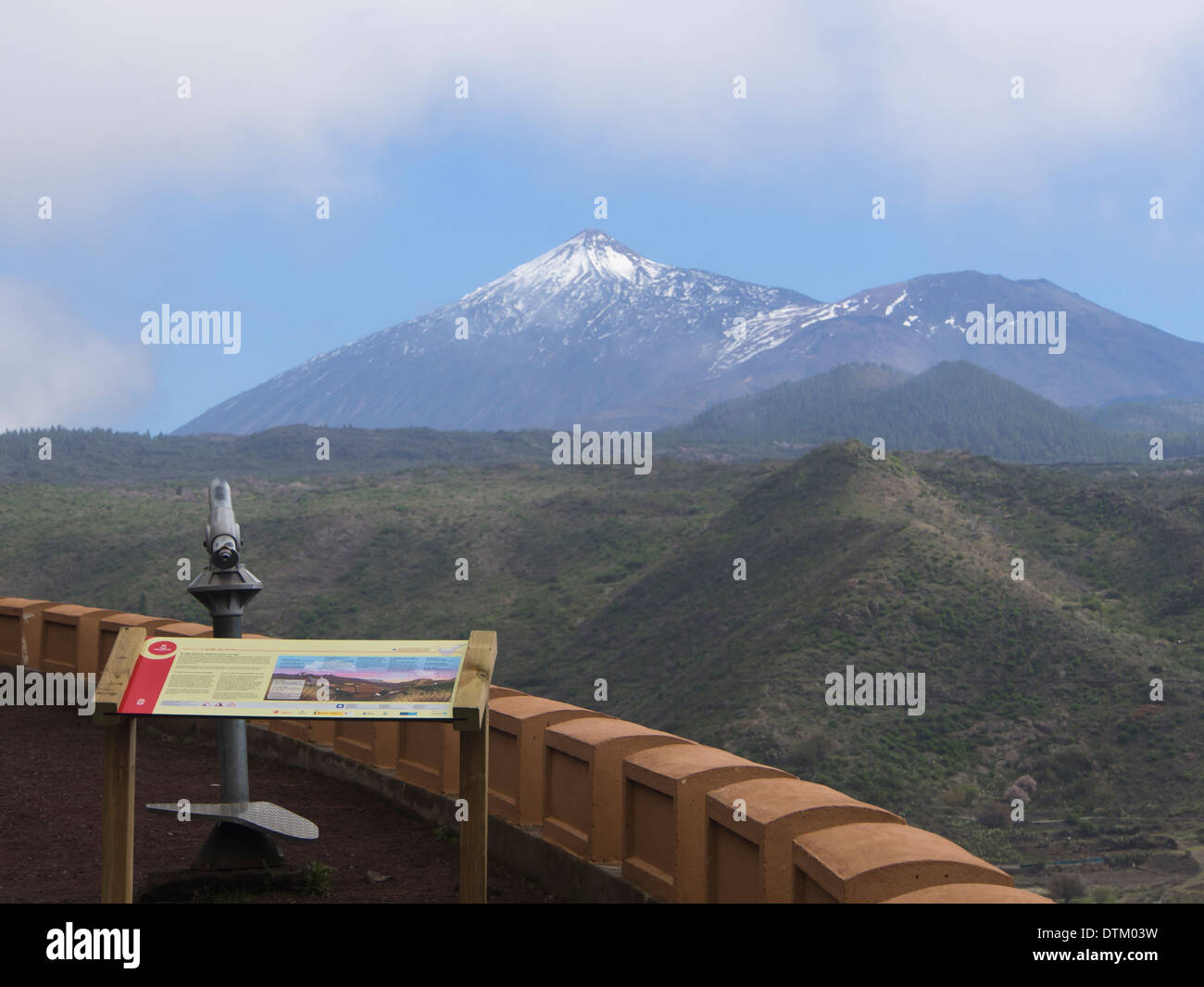 Point de vue sur le Mont Teide et Pico Viejo avec information board, près de Erjos,Tenerife Espagne Banque D'Images