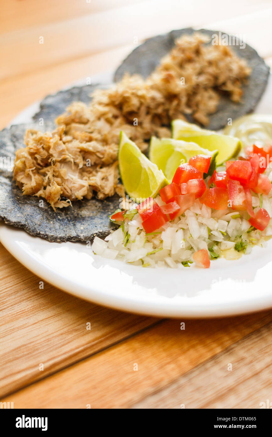 Carnitas de atún. Tacos au thon poêlé au maïs bleu, lime et salsa pico de gallo Banque D'Images