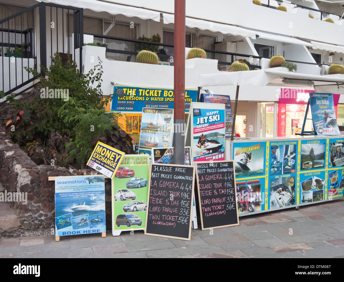 Partout où vous vous promenez à Playa de Las Americas Tenerife Espagne il y a des débouchés pour des visites guidées et la location de voitures pour les touristes Banque D'Images