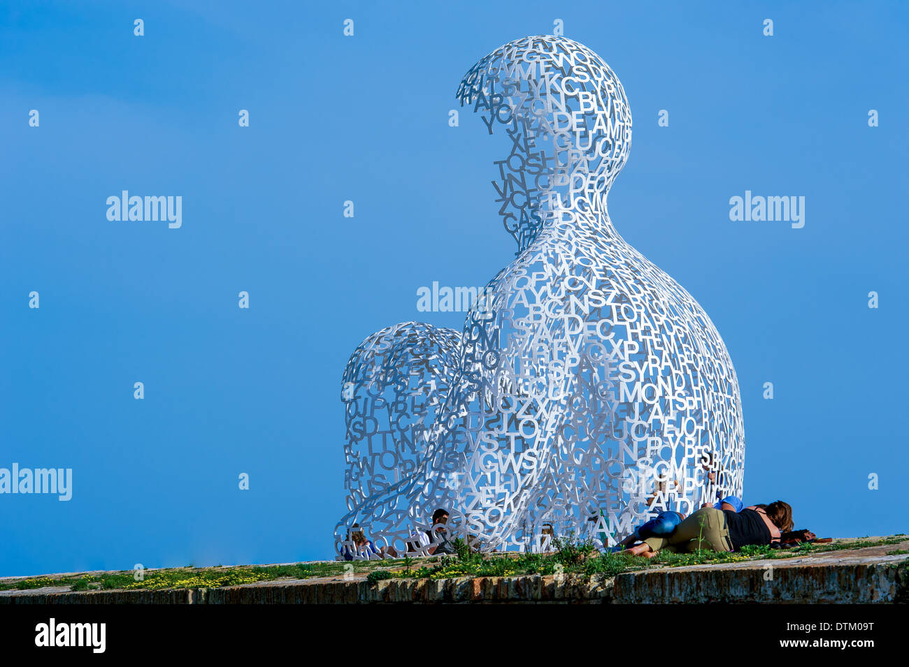 Europe, France, Alpes-Maritimes, Antibes. Couple/sculpture de l'artiste catalan Jaume Plensa intitulé Nomad. Banque D'Images