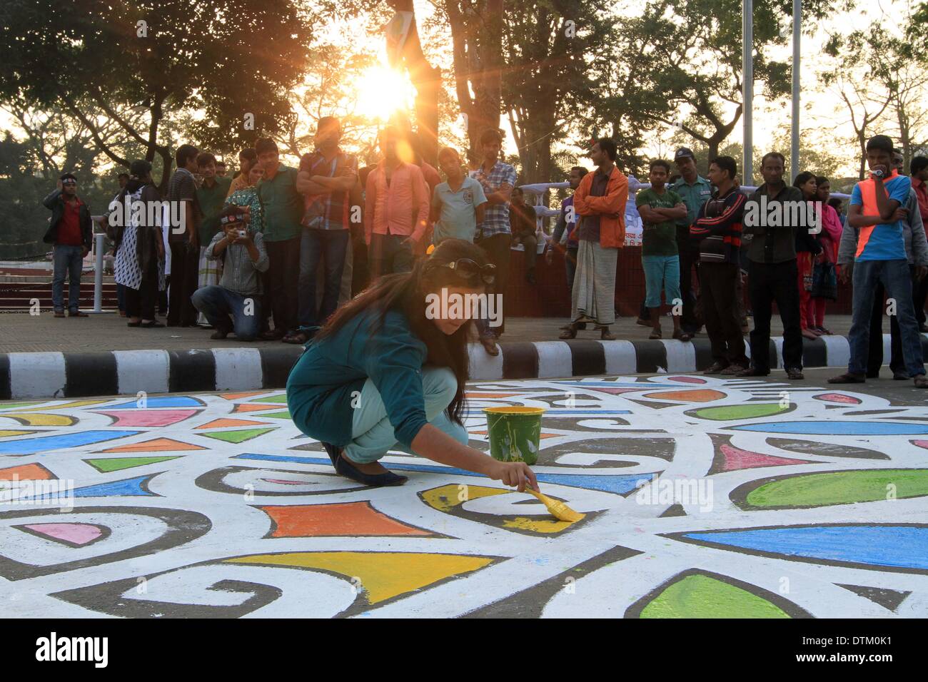 Les peintures d'étudiants des beaux-arts du Bangladesh sur la rue en face de la Shahid Minar, mouvement, mausolée de Dhaka, dans le cadre de la préparation de la prochaine Journée des martyrs de la langue et de la Journée internationale de la langue maternelle. Banque D'Images