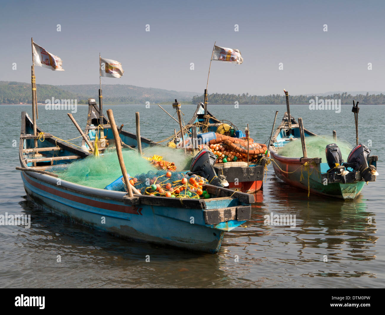 L'Inde, Goa, Zborište, la religion catholique, de bateaux de pêche avec drapeaux au vent à l'avant Banque D'Images