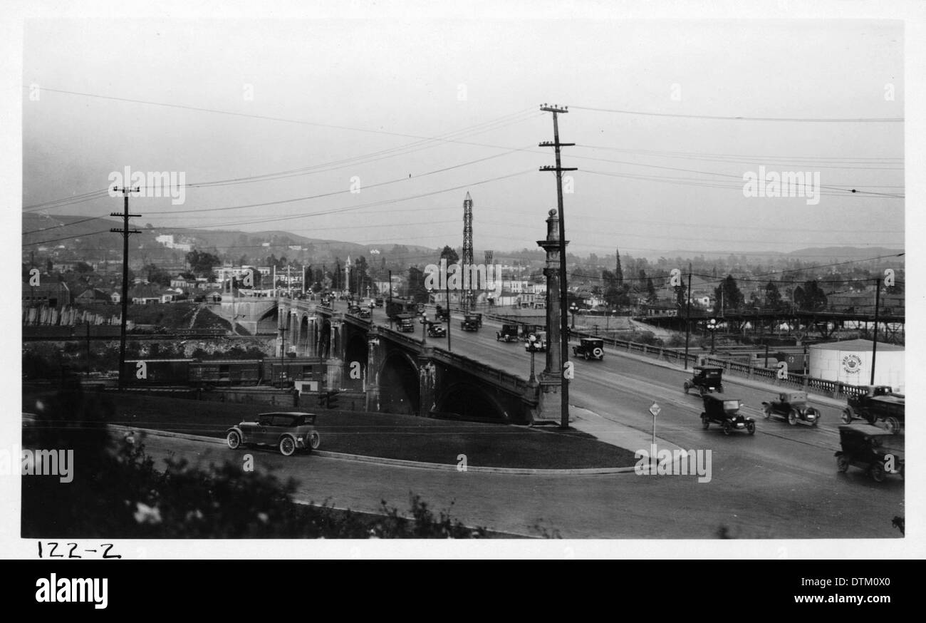 Une vue montrant le trafic traversant le North Broadway Bridge à Los Angeles depuis Elysian Park, prise en 1922, mettant en évidence la vie urbaine au début du XXe siècle. Banque D'Images