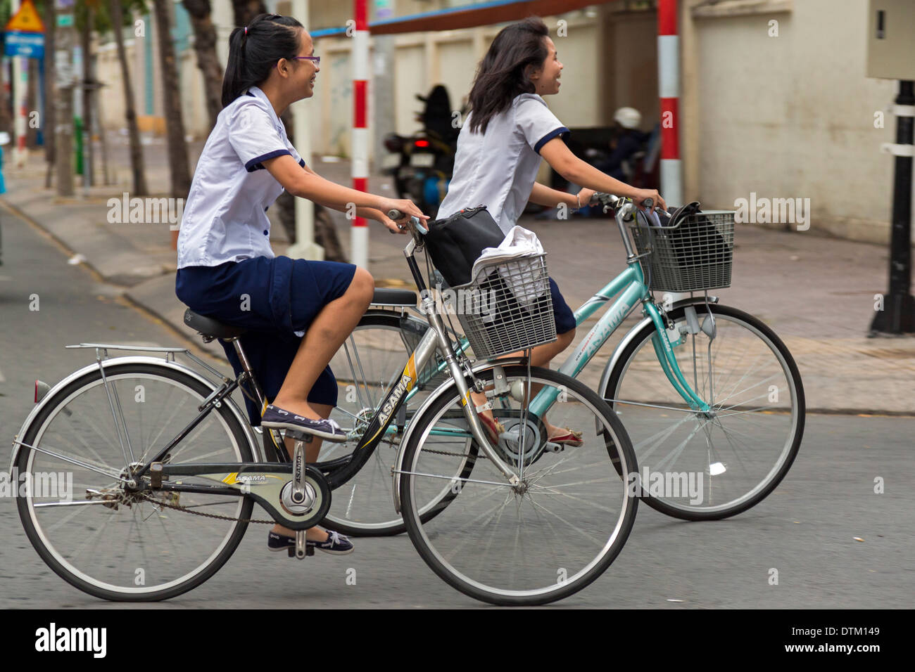 Ecolières sur les bicyclettes, Ho Chi Minh City, Vietnam Banque D'Images