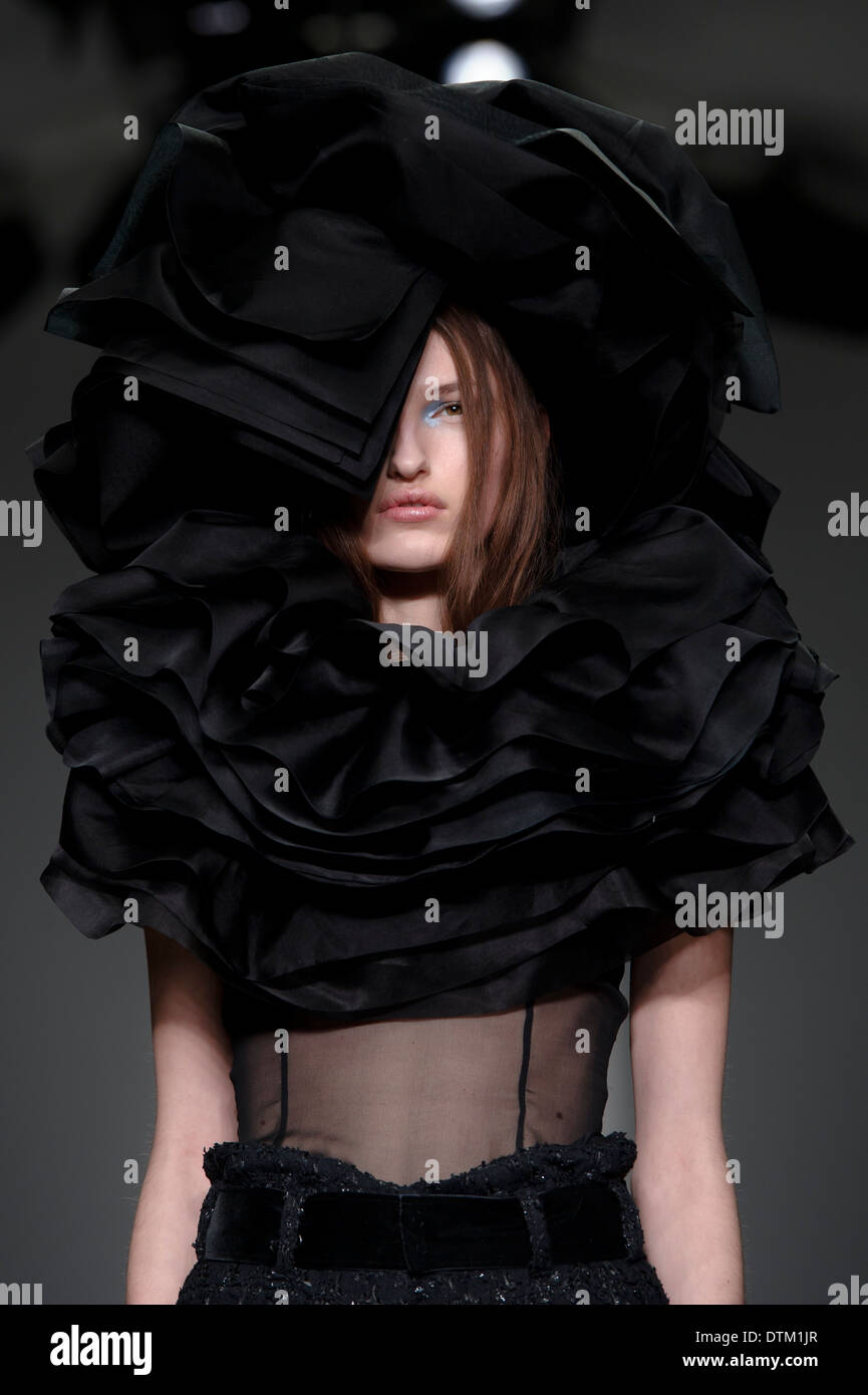 Un modèle porte un design créé par John Rocha lors de la London Fashion Week Automne/Hiver 2014, à Somerset House. Banque D'Images
