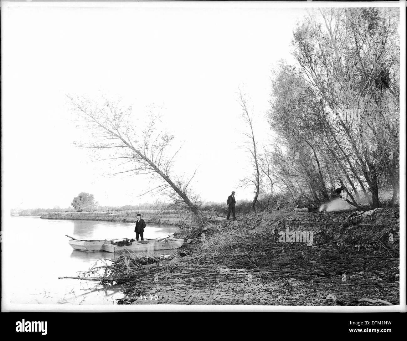 Les petits moteurs hors-bords pour faire l'atterrissage camp sur la rive de la rivière Colorado, ca.1900 Banque D'Images