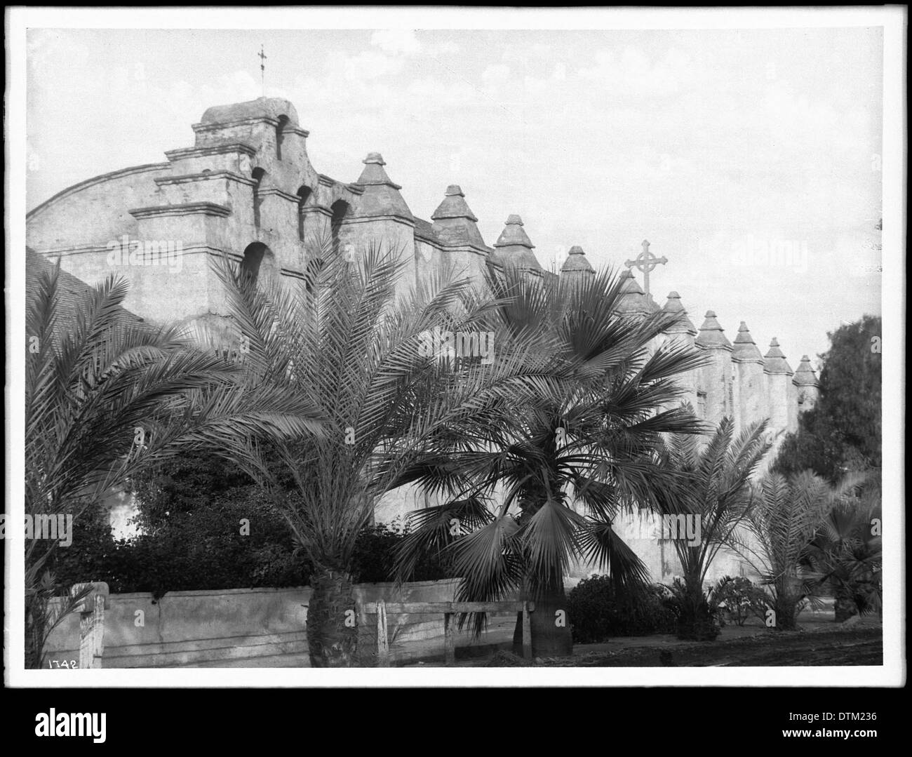 Photographie du front sud de Mission San Gabriel, Californie, représentant des palmiers, prise vers 1900. Banque D'Images