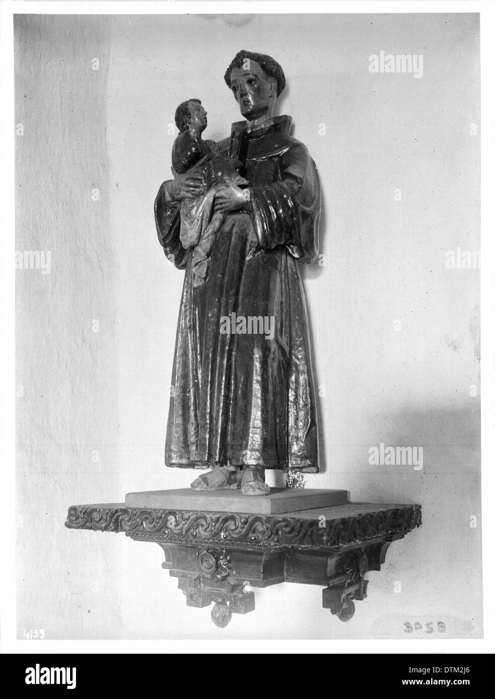 Statue de San Antonio de Padoue située à Mission Santa Barbara, photographiée vers 1905-1906, représentant le patrimoine religieux. Banque D'Images