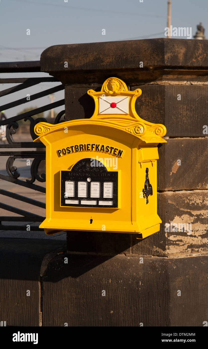 Jaune traditionnel deutschepost mural ancien style metal post box Banque D'Images