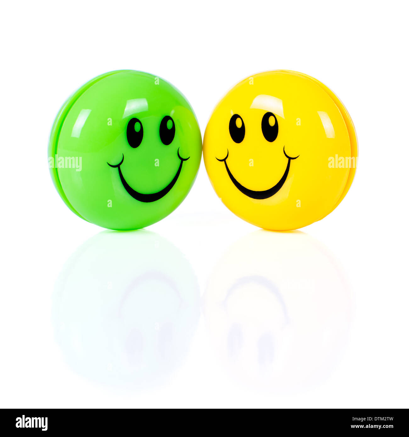 Smileys jaune et vert isolé sur fond blanc Banque D'Images Smileys jaune et vert isolé sur fond blanc Banque D'Images