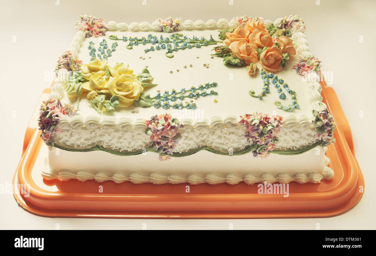 La Conception Classique Du Gateau D Anniversaire Avec Beaucoup De Fleurs De Creme Photo Stock Alamy La Conception Classique Du Gateau D Anniversaire Avec Beaucoup De Fleurs De Creme Photo Stock Alamy