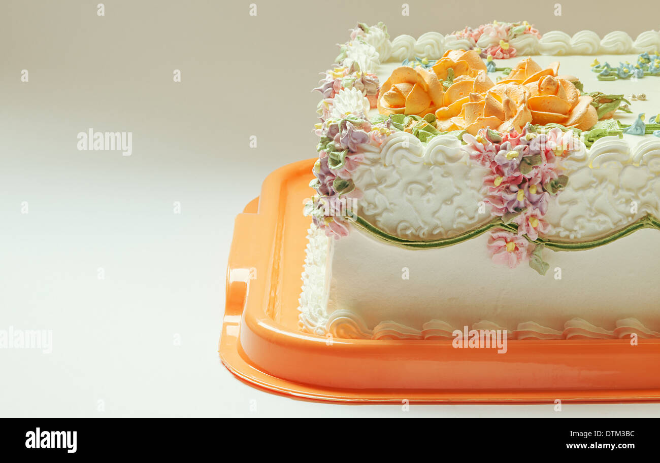 La Conception Classique Du Gateau D Anniversaire Avec Beaucoup De Fleurs De Creme Photo Stock Alamy
