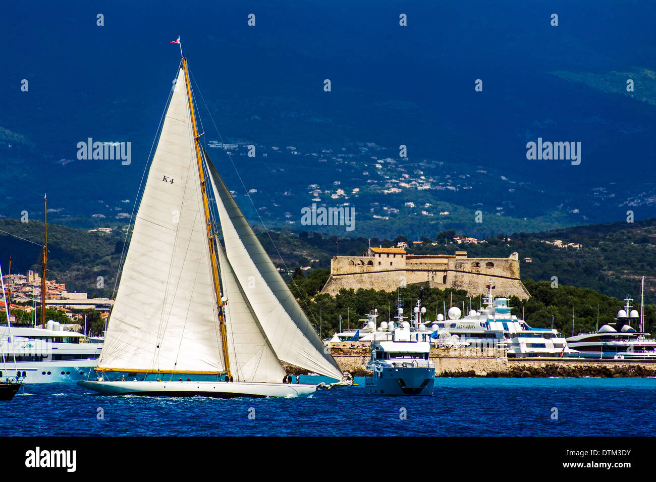 Europe, France, Alpes-Maritimes, Antibes. Les Voiles d'Antibes. Ancienne collection régate de voile, yachting trophy Paneira. Banque D'Images