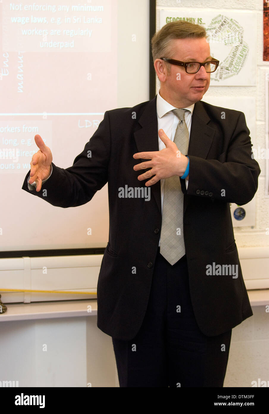 Ancien secrétaire d'État à l'éducation michael gove parler aux élèves sur une visite dans une école à liphook, Hampshire, Royaume-Uni. Banque D'Images