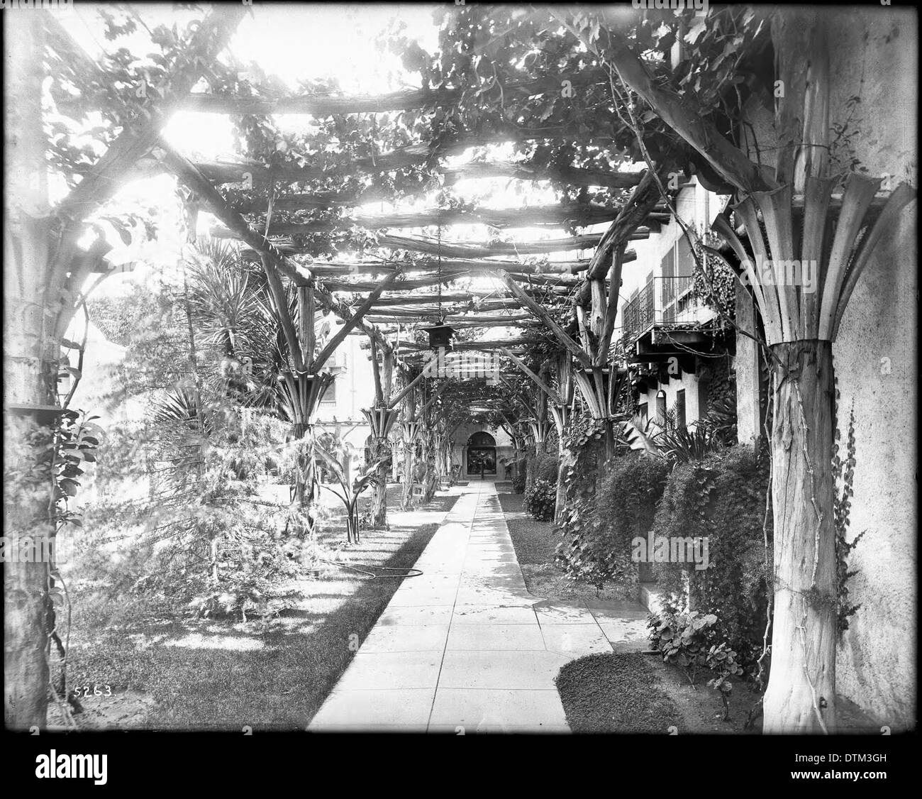 L'arcade du Frank Miller's Glenwood Hotel (plus tard connu sous le nom de Mission Inn) à Riverside, Californie, vers 1910, mettant en valeur le style architectural et le design de l'époque. Banque D'Images