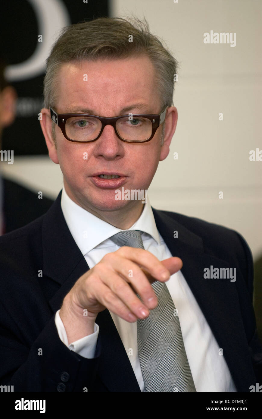 Ancien secrétaire d'État à l'éducation michael gove parler aux élèves sur une visite dans une école à liphook, Hampshire, Royaume-Uni. Banque D'Images