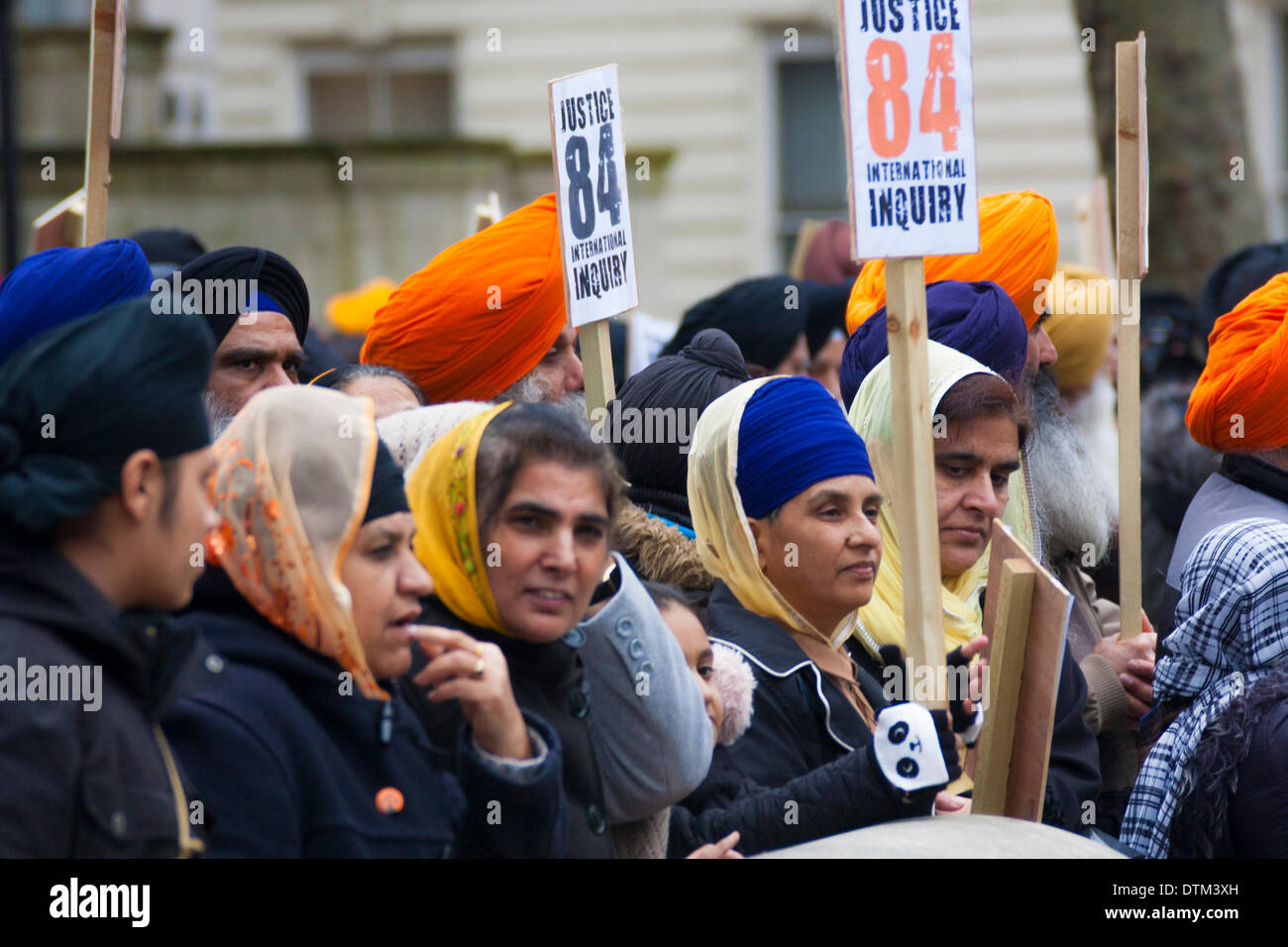 Londres, 20 février 2014. Les Sikhs de tout le Royaume-Uni se sont réunis pour protester devant Downing Street avant de délivrer une pétition à numéro 10 exigeant une enquête publique indépendante sur l'intervention britannique dans le massacre de 1984 Sikhs Amritsar. Crédit : Paul Davey/Alamy Live News Banque D'Images