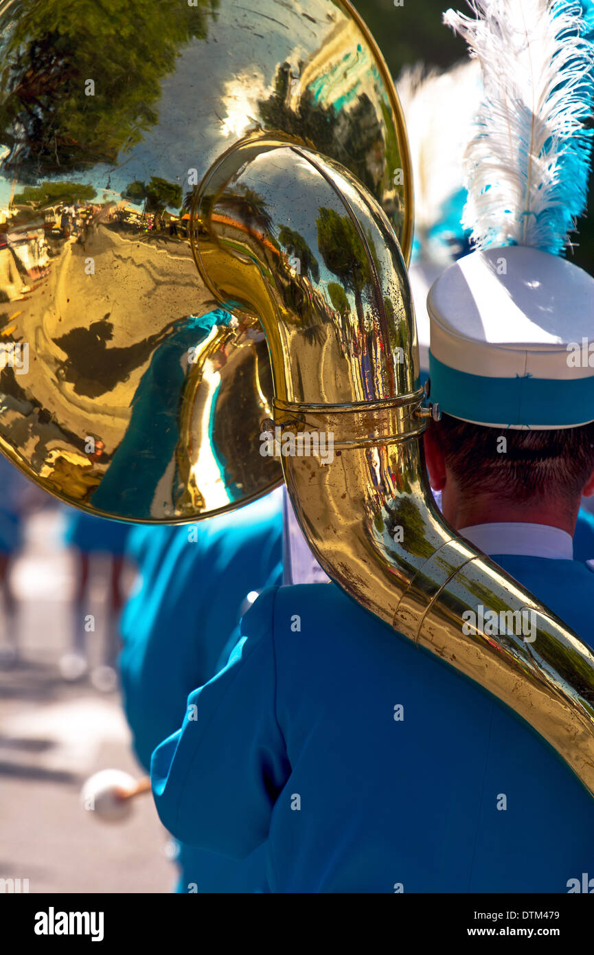 Europe, France, Alpes-Maritimes, Antibes. Festival traditionnel provençal. Band, tromboniste. Banque D'Images