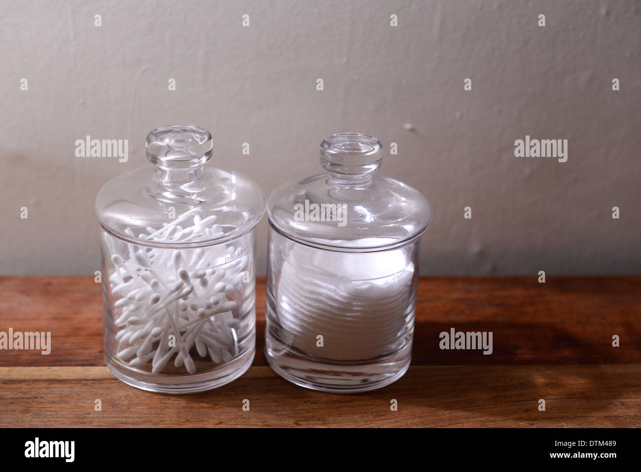 Deux pots en verre avec des produits de la laine de coton Banque D'Images