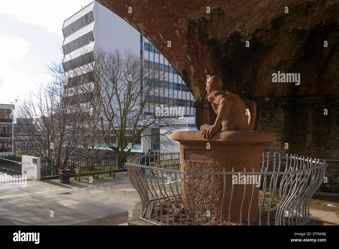 Archimède, une sculpture par Thompson W Dagnall, 1990. Manchester, Angleterre, Royaume-Uni. Renold bâtiment (Université de Manchester) derrière. Banque D'Images