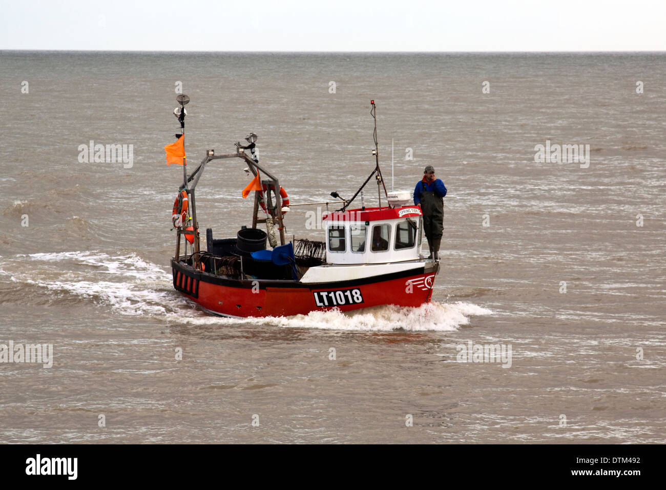 Bateau de pêche d'Aldeburgh LT1018 'Spring Tide' sur le point d'être sorti de la mer à la fin du un autre voyage Banque D'Images