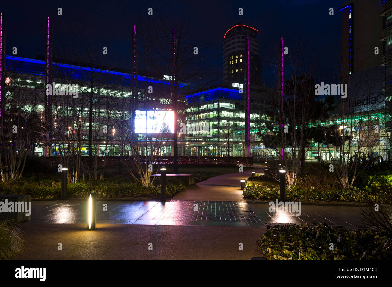 La place et le jardin à la nuit au complexe MediaCityUK, Salford Quays, Manchester, Angleterre, Royaume-Uni. Banque D'Images