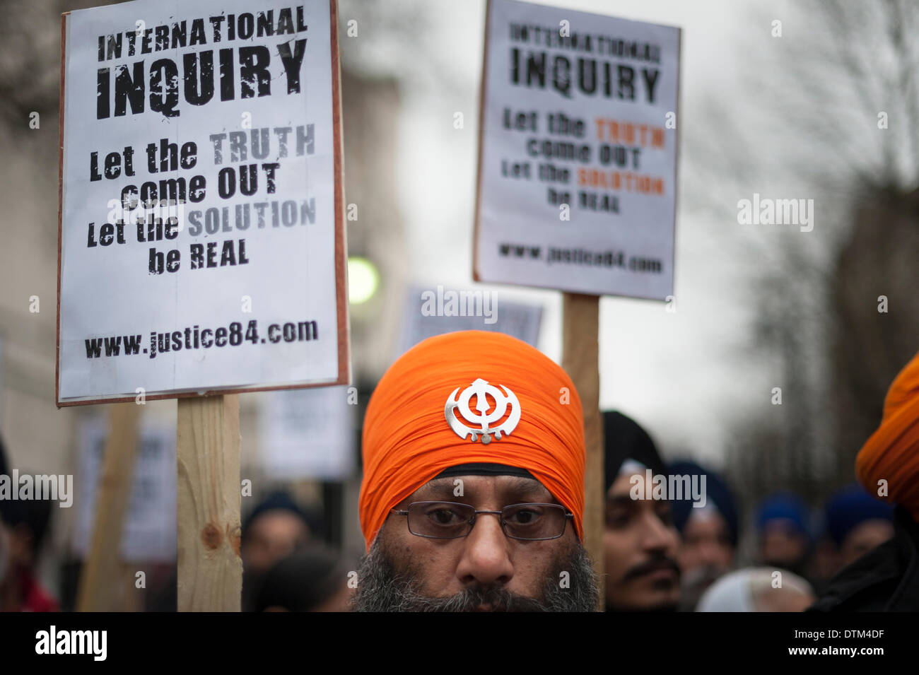 Whitehall, Londres, Royaume-Uni. 20 février 2014. Les membres du Conseil britannique Sikh pétition Downing Street en réponse aux récentes allégations la connivence "UK" avec l'Inde dans l'attaque contre le Temple d'or d'Amritsar en juin 1984. La communauté sikhe réclame une enquête indépendante complète. Credit : Lee Thomas/Alamy Live News Banque D'Images