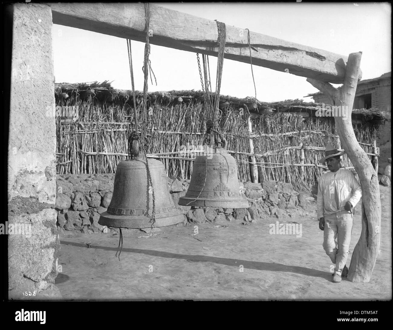 Deux grandes cloches mission accroché au niveau de l'oeil d'un bois épais à Torin, Sonora, Mexique, ca.1900 Banque D'Images