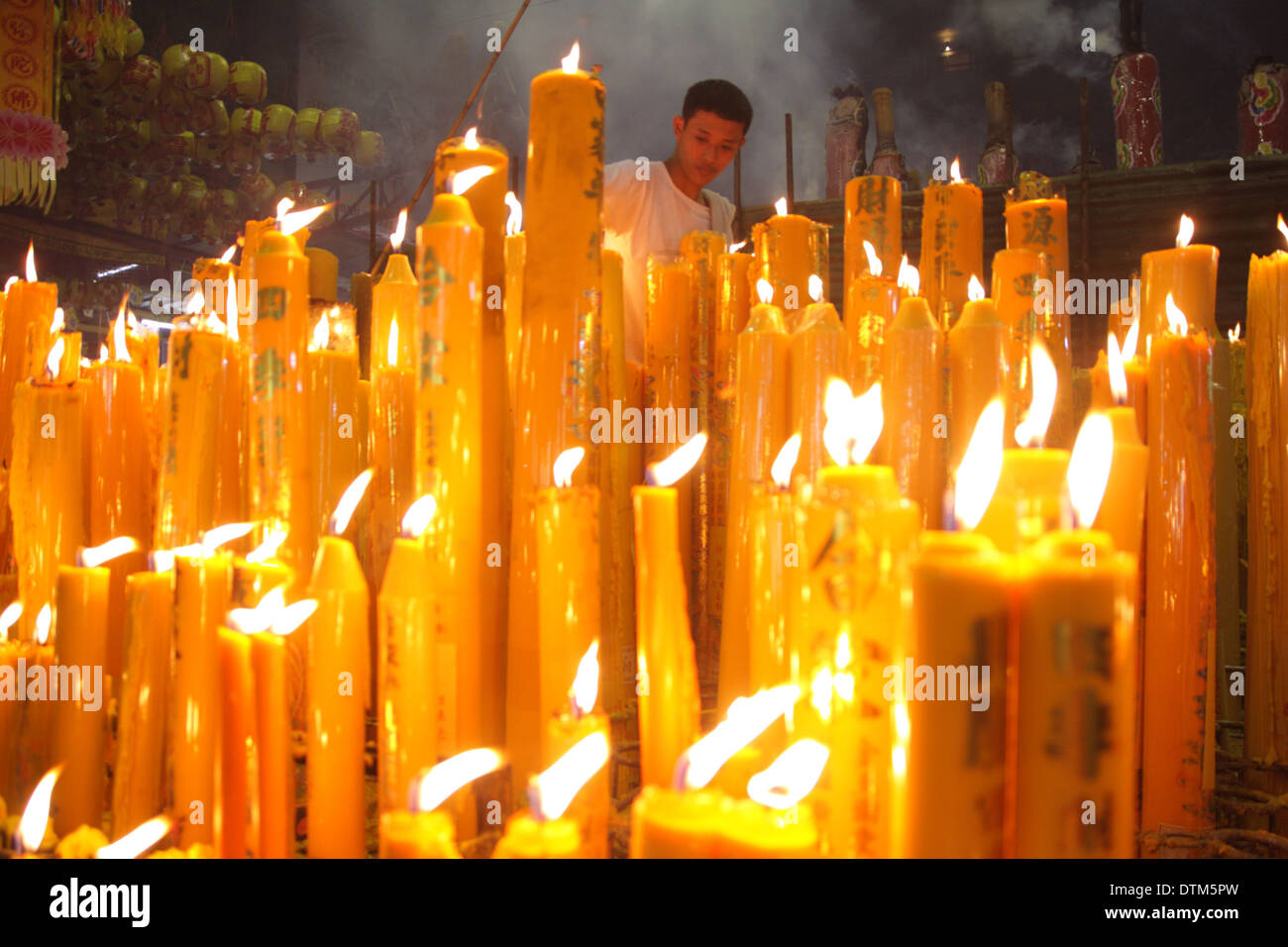 Un travailleur de préparer des bougies pour les dieux de vœux dans le cadre de l'Chinois Végétarien Festival à Cho Su Kong culte à Bangkok Banque D'Images