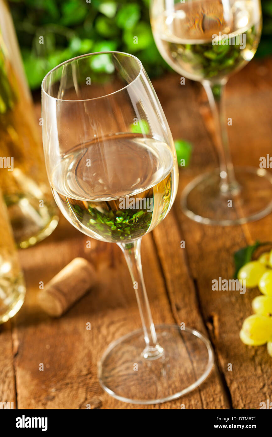 Refreshring dans un verre de vin blanc sur un arrière-plan Banque D'Images