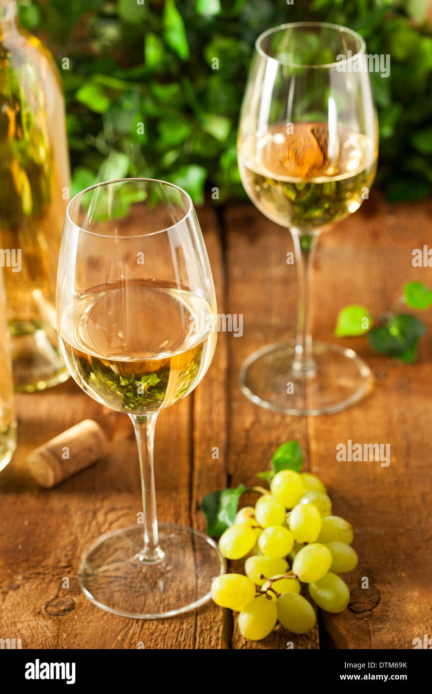Refreshring dans un verre de vin blanc sur un arrière-plan Banque D'Images