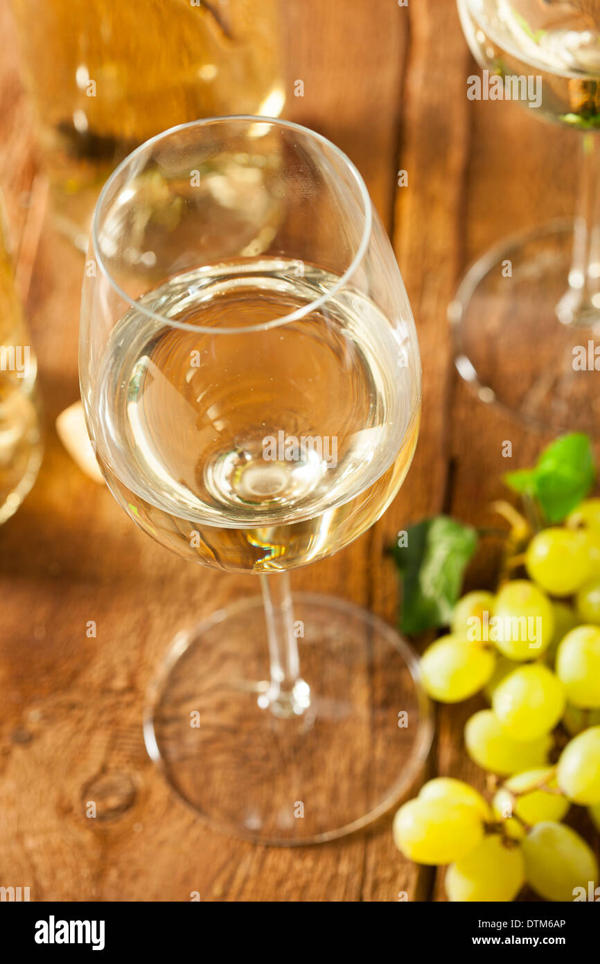 Refreshring dans un verre de vin blanc sur un arrière-plan Banque D'Images