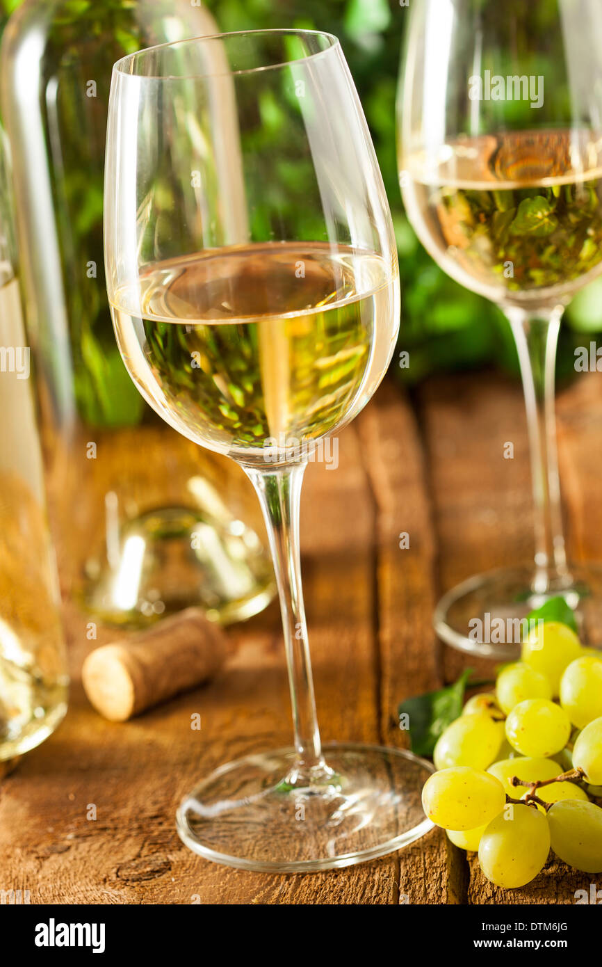 Refreshring dans un verre de vin blanc sur un arrière-plan Banque D'Images