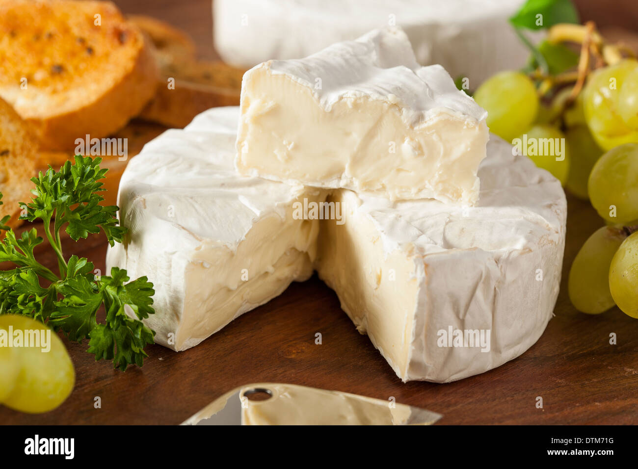 Maison bio fromage Brie blanc avec du pain et des Raisins Banque D'Images