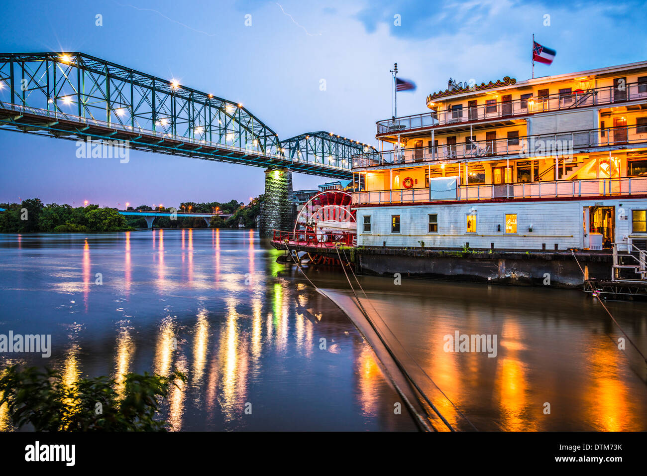 Chattanooga, Tennessee, USA la nuit sur la rivière. Banque D'Images