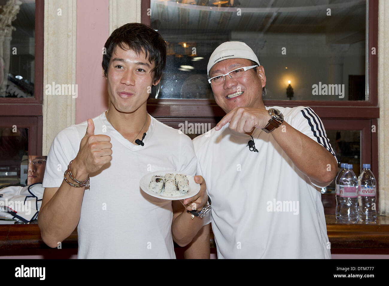 Delray, Florida, USA. Feb 19, 2014. KEI NISHIKORI (JPN) montre les sushi, il a appris à faire des sushis avec l'aide de célèbre chef Masaharu Morimoto. Les deux a diverti la foule qui était venu pour voir le faire exhibitIron sushi à la Boca Resort & Club à Boca Raton, en Floride. Nishikori est en ville à l'affiche à l'ouverture de Delray Beach en 2014 et, plus récemment, a remporté l'US 2014 ChampIronship Tennis intérieur.Photographe Andrew Patron/BigShot.2014 ATP 250 Delray Beach Tennis - l'ouvrir par le Vénitien Las Vegas - Jour 3 - Mercredi 19 février 2014 - Delray Beach Tennis Center et Stade Banque D'Images