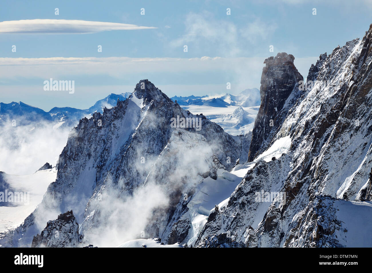 Snowy Mountain peaks vue depuis l'Aiguille du Midi, haut dans les Alpes françaises au-dessus de la vallée de Chamonix. Banque D'Images